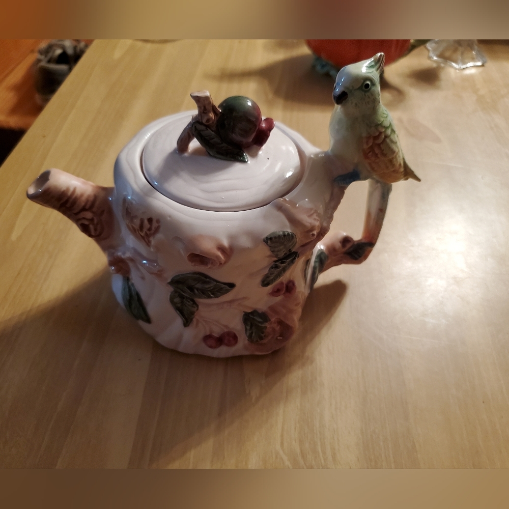 Parrot tea pot